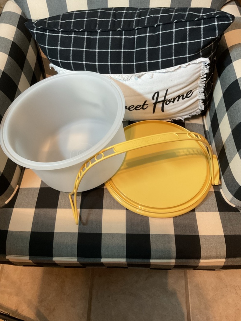 Vintage Tupperware Cake Carrier/Container Handle and Yellow Base - Picture 4 of 4